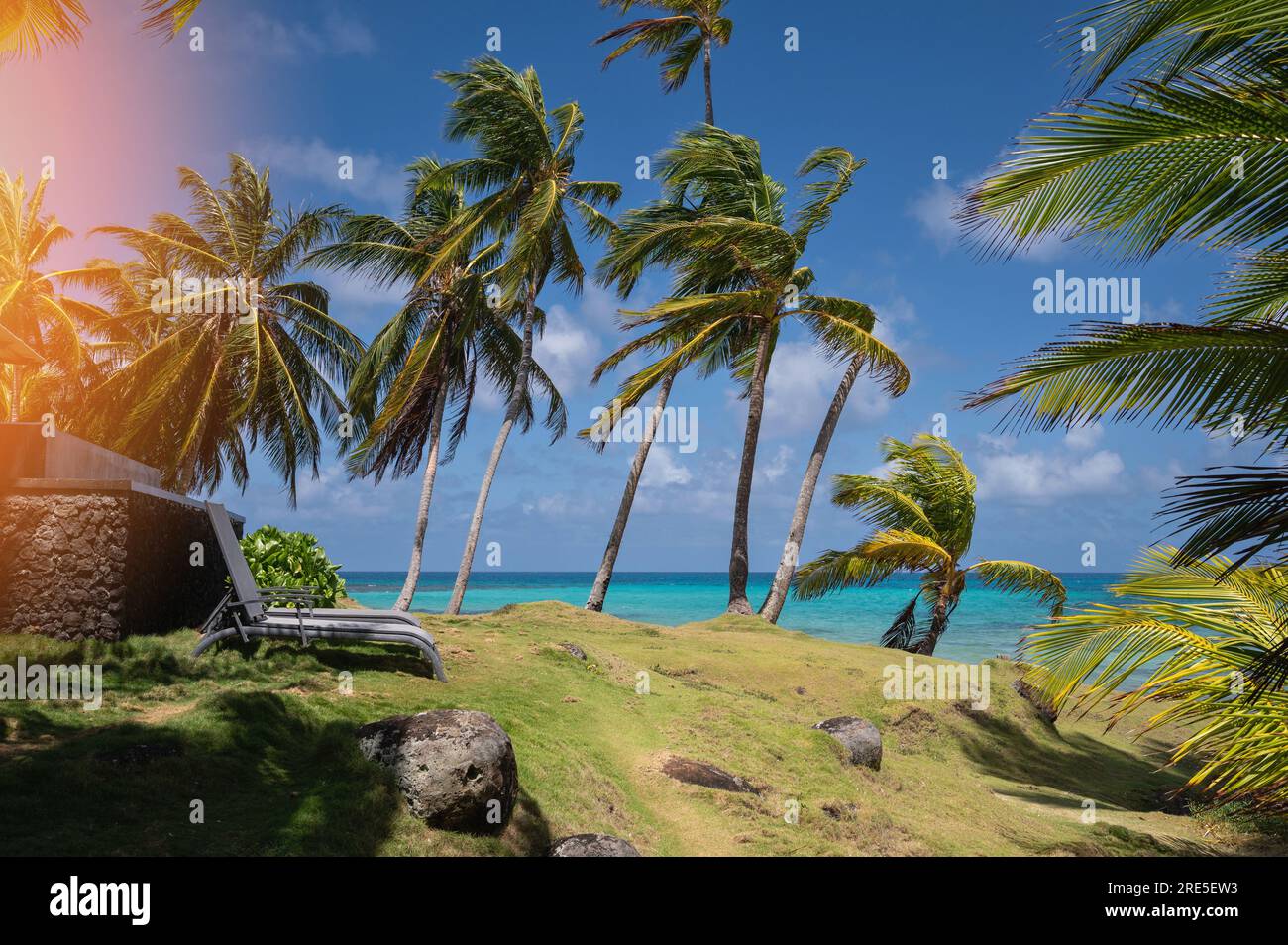 Karibische Küste mit Palmen auf blauem Meer und Himmelshintergrund Stockfoto