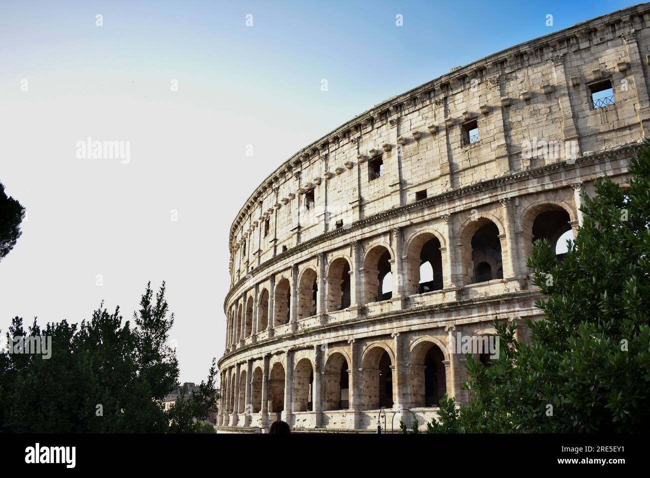 Ein Blick auf das Kolosseum in Rom, aufgenommen im heißen Sommermonat Juli. Es war wichtig, die verschiedenen römischen Spaltenhierarchien zu zeigen. Stockfoto