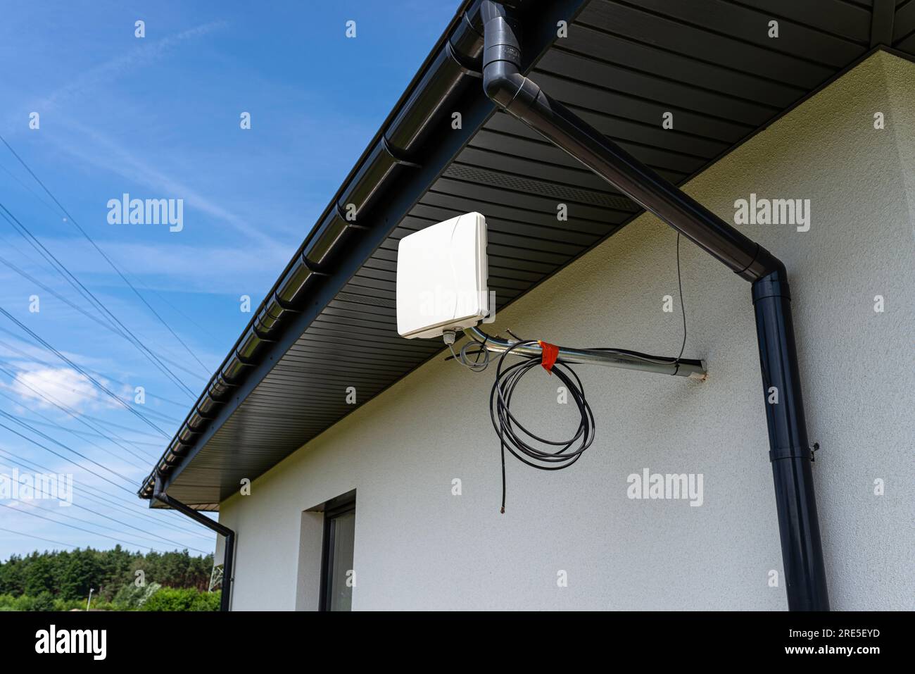 Antennenverstärker für mobiles Internet zu Hause, an der Außenfassade des Hauses montiert. Stockfoto