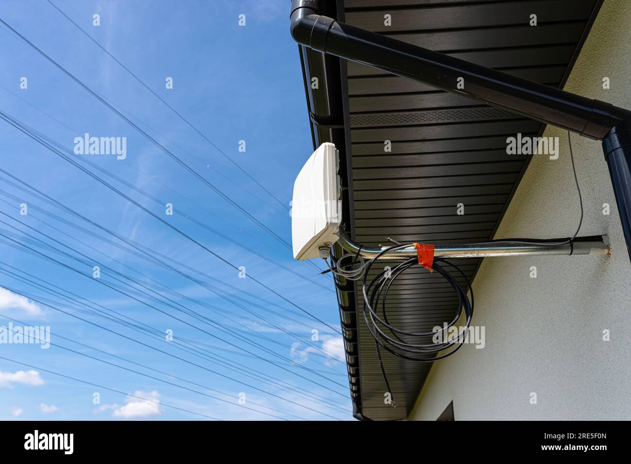 Antennenverstärker für mobiles Internet zu Hause, an der Außenfassade des Hauses montiert. Stockfoto