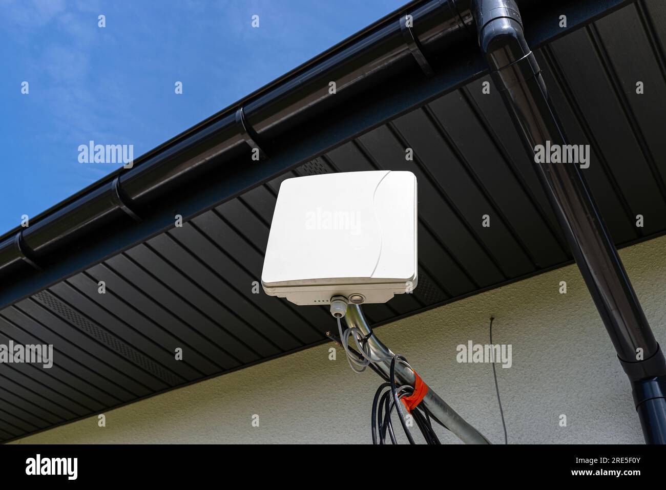 Antennenverstärker für mobiles Internet zu Hause, an der Außenfassade des Hauses montiert. Stockfoto