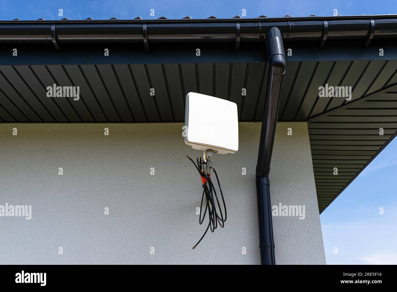 Antennenverstärker für mobiles Internet zu Hause, an der Außenfassade des Hauses montiert. Stockfoto