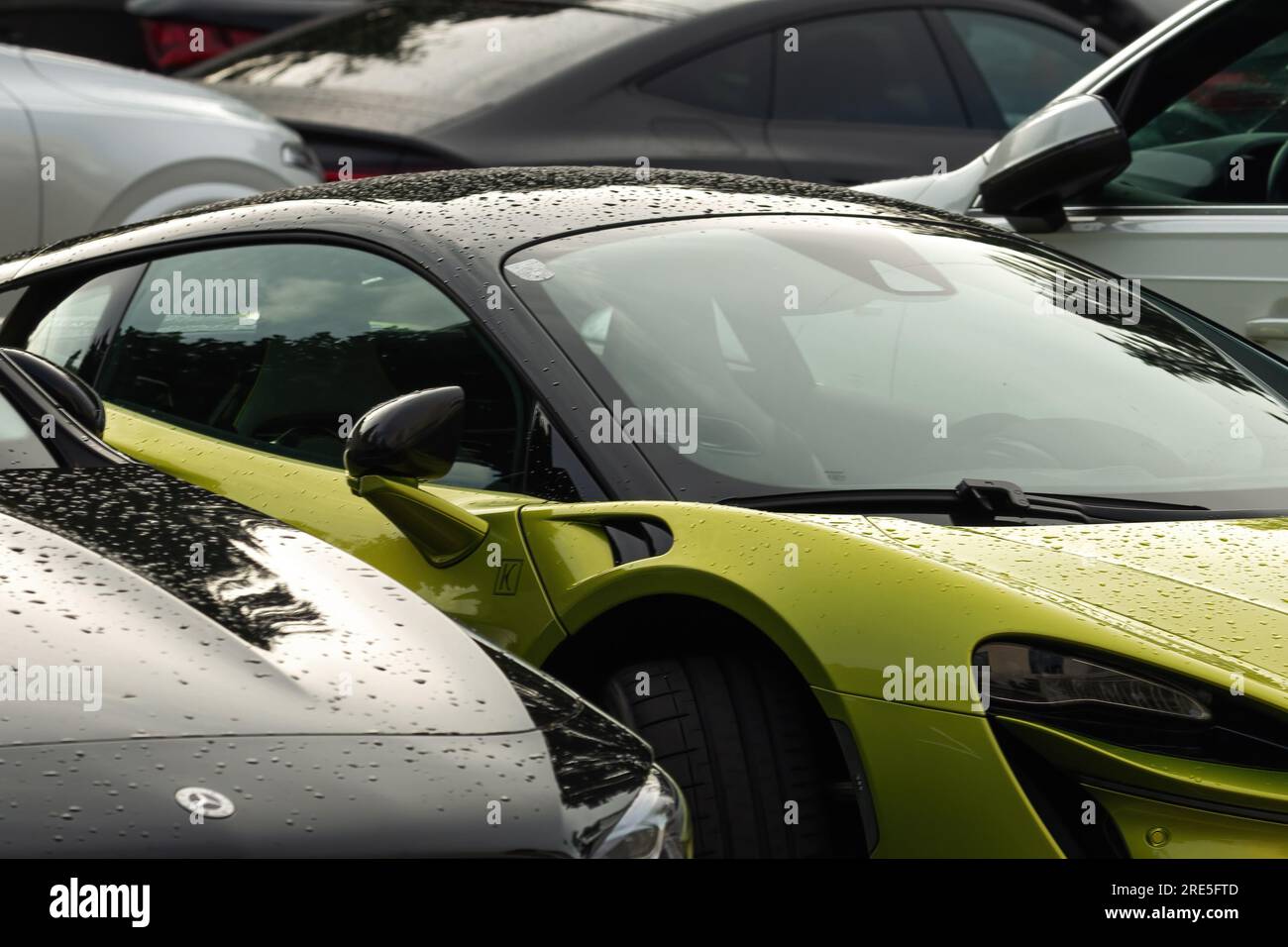 Crikvenica, Kroatien - 20. Juli 2023: Viele Luxusautos auf dem Hotelparkplatz Stockfoto