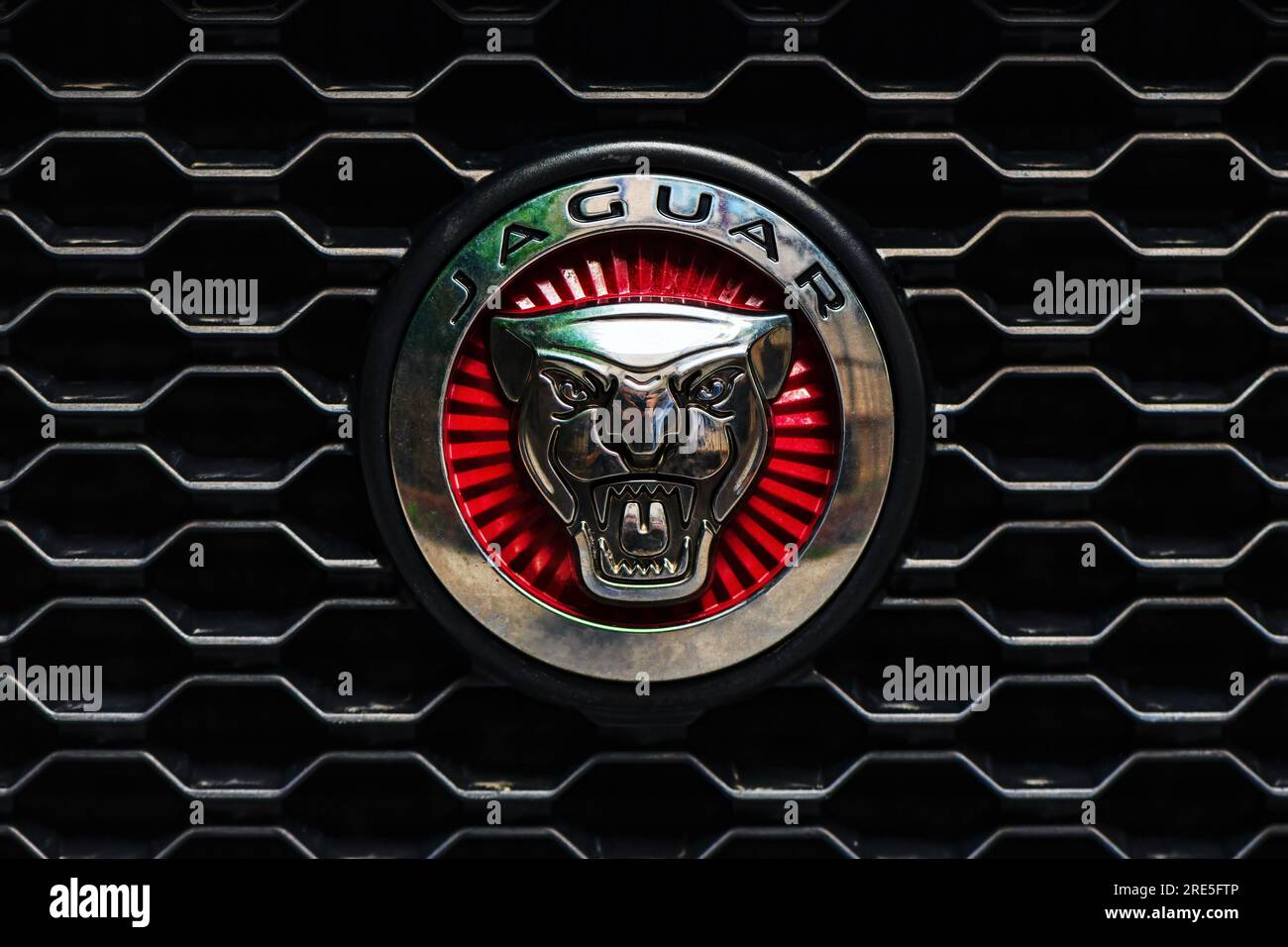 Novi Sad, Serbien - 8. Juni 2023: Jaguar Car Logo, berühmte Fahrzeugmarke Stockfoto