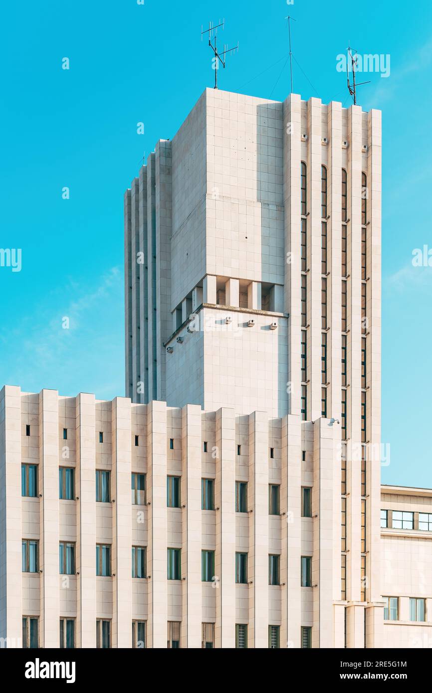 Novi Sad, Serbien - 8. Juli 2023: Palast Banlev, Residenz der Provinzregierung und Versammlung der Autonomen Provinz Vojvodina und Most imp Stockfoto