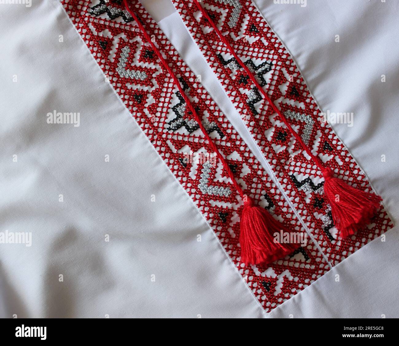 Nahaufnahme eines Fragments des traditionellen ukrainischen Vyshyvanka-Hemdes, gestickt mit roten und schwarzen Fäden Stockfoto