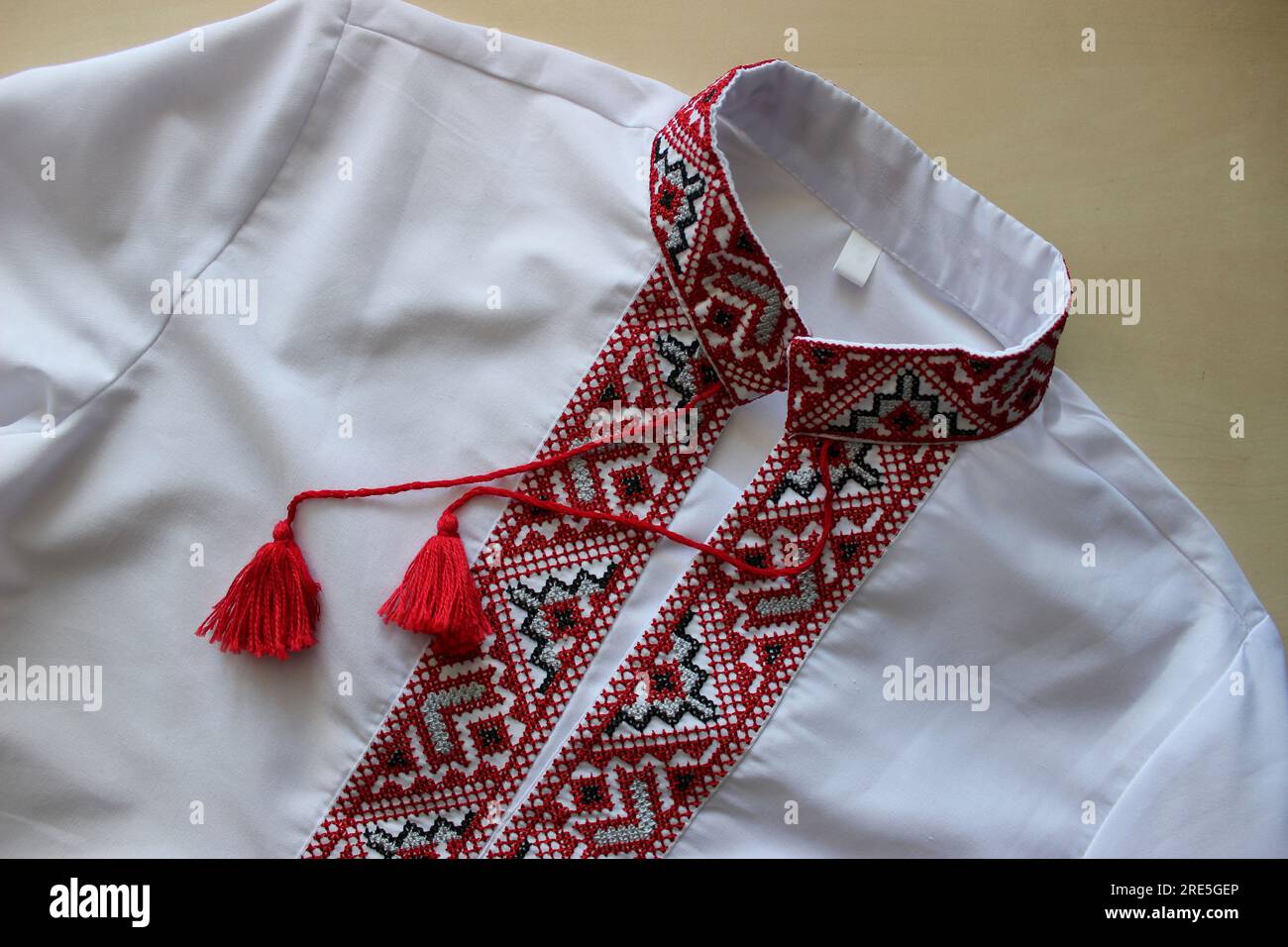 Nationale Kleidung der Ukraine. Traditionelles ethnisches Kleid, weiße Vyshyvanka mit Stickmustern, rote und schwarze Fäden Stockfoto