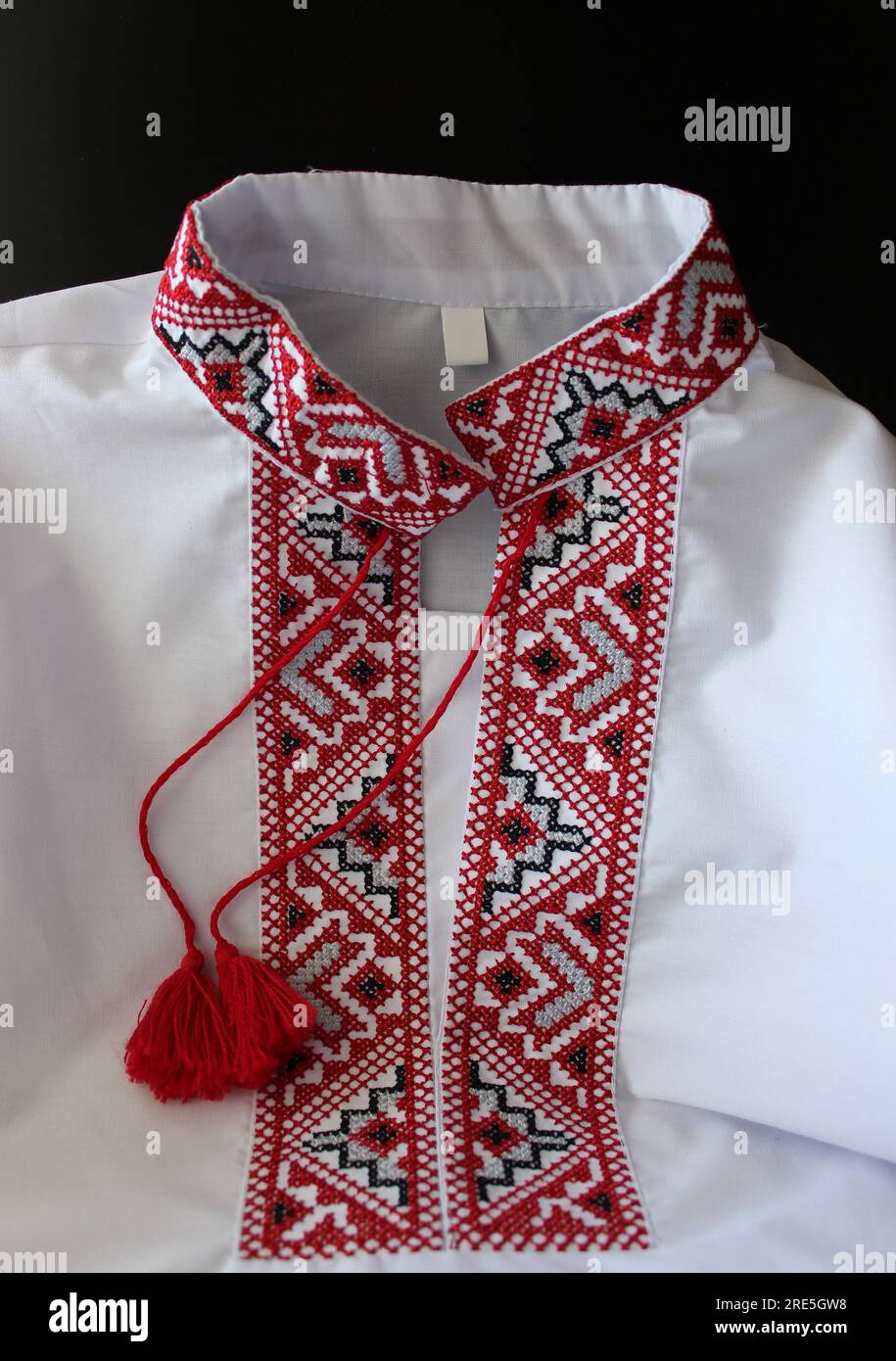 Teil der weißen traditionellen ukrainischen Kleidung mit Stickmustern isoliert auf schwarzem Hintergrund Stockfoto
