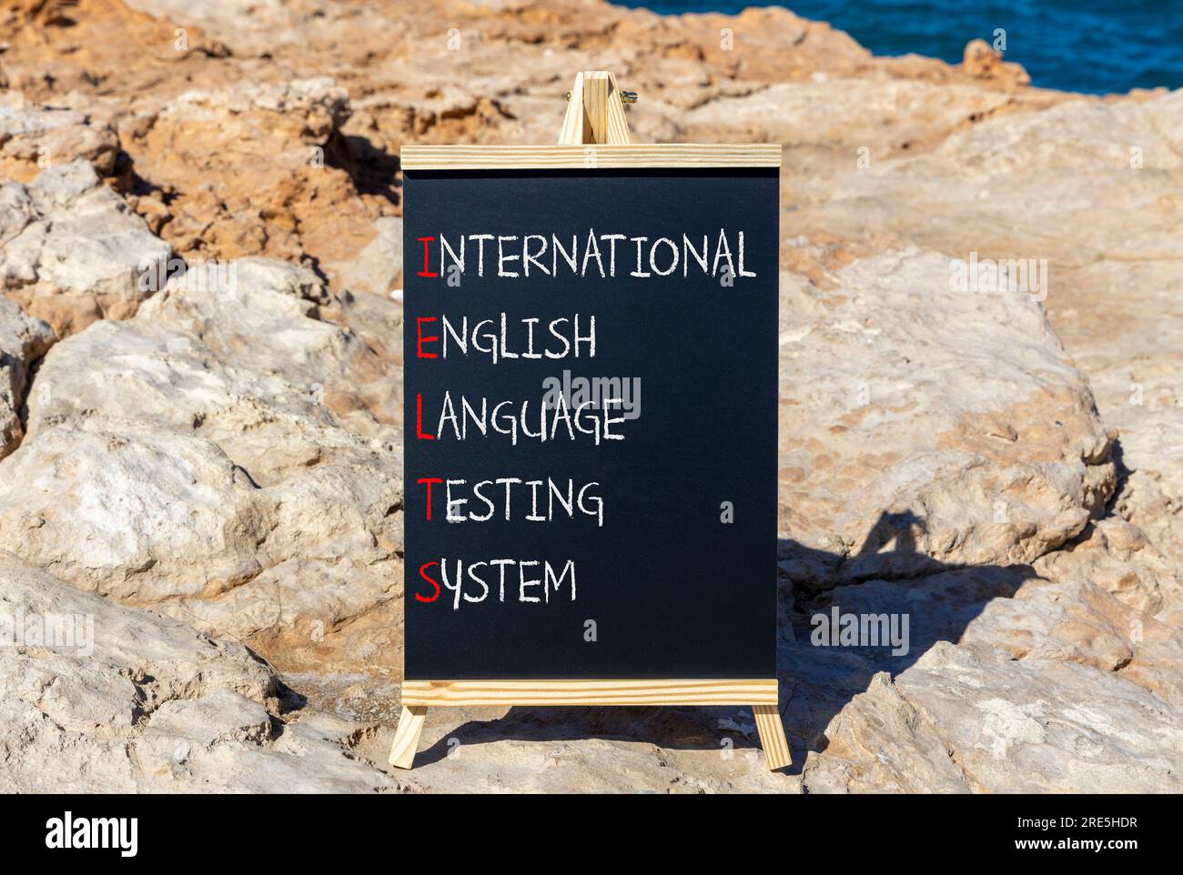 IELTS-Symbol. Konzeptbegriffe IELTS internationales englischsprachiges Testsystem auf schwarzer Tafel. Wunderschöner Steinhintergrund. Business IELTS Praktikant Stockfoto