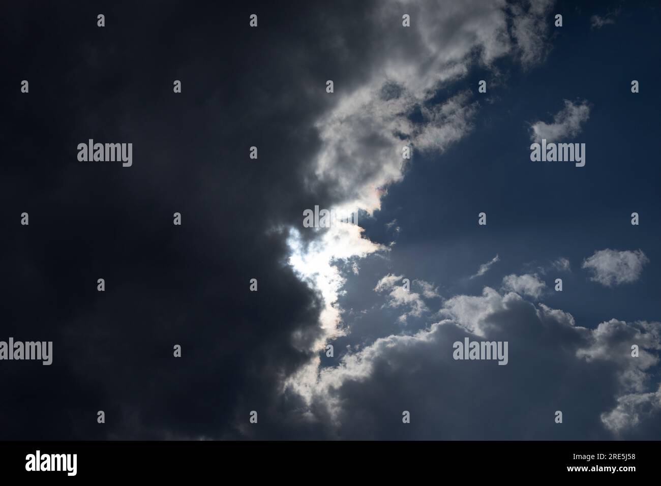 Sonne hinter Wolken. Bewölktes Wetter. Lichtstrahlen durch Wolken. Ein unglaublicher Himmel. Stockfoto