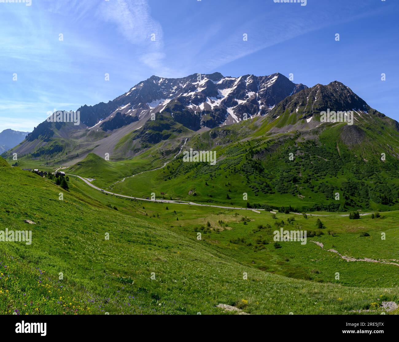 Berge und grüne Bergwiesen in der Nähe von Col du Lautaret, Massif des Ecrins, Hautes Alpes, Frankreich im Sommer Stockfoto