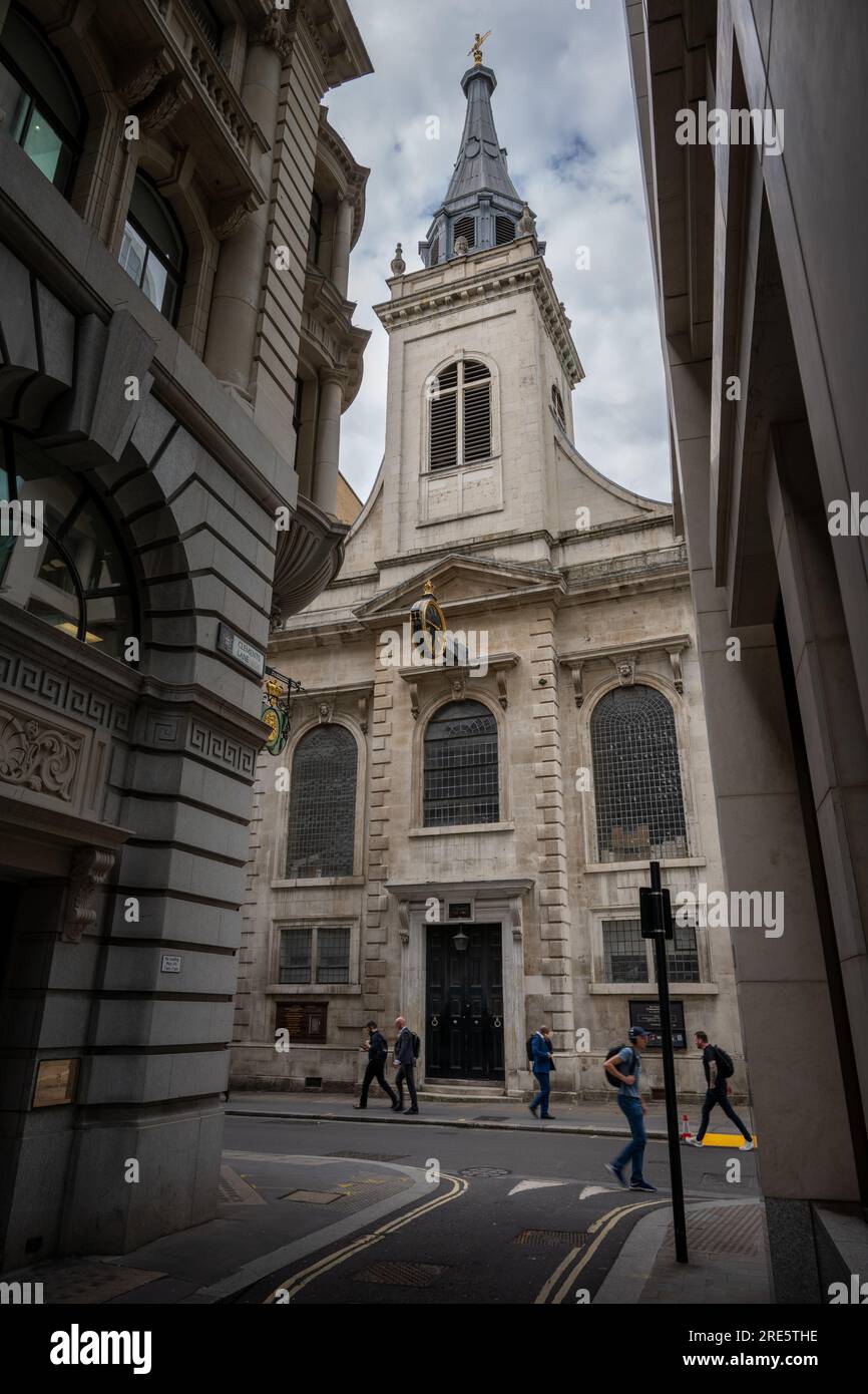 London, Vereinigtes Königreich: The Church of St Edmund the King. Diese historische Kirche befindet sich in der Lombard Street in der City of London. Aus Clements Lane gesehen. Stockfoto