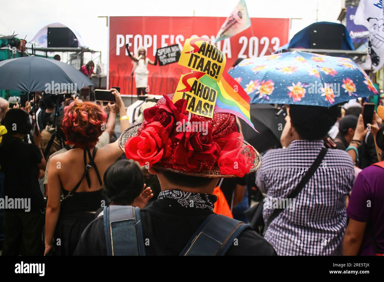 Quezon, Philippinen. 24. Juli 2023. Demonstranten versammeln sich auf der Metro Manila während einer Kundgebung vor der zweiten Rede zum Staat der Nation von Präsident Ferdinand Marcos Jr. Die Demonstranten konzentrierten sich auf die Menschenrechtsverletzungen der Regierung, die souveränen Rechte über der Westphilippinischen See, Arbeitslosigkeit, Lohnerhöhungen und andere soziale Probleme, mit denen das Land noch immer konfrontiert ist. Kredit: SOPA Images Limited/Alamy Live News Stockfoto