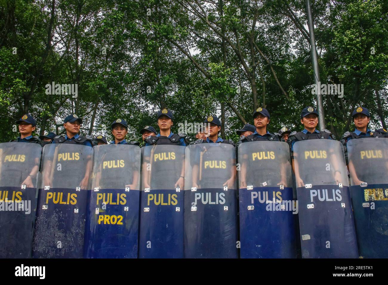 Quezon, Philippinen. 24. Juli 2023. Die Polizei mit Schilden während einer Kundgebung vor der zweiten Ansprache von Präsident Ferdinand Marcos Jr. zum Staat der Nation Die Demonstranten konzentrierten sich auf die Menschenrechtsverletzungen der Regierung, die souveränen Rechte über der Westphilippinischen See, Arbeitslosigkeit, Lohnerhöhungen und andere soziale Probleme, mit denen das Land noch immer konfrontiert ist. Kredit: SOPA Images Limited/Alamy Live News Stockfoto