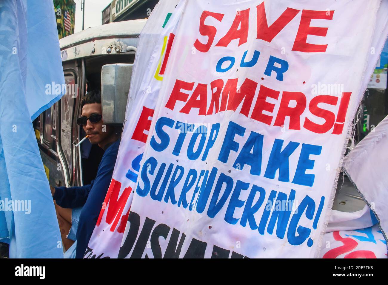 Quezon, Philippinen. 24. Juli 2023. Ein Protestteilnehmer, der während einer Kundgebung vor der zweiten Rede zum Staat der Nation von Präsident Ferdinand Marcos Jr. ruhte Die Demonstranten konzentrierten sich auf die Menschenrechtsverletzungen der Regierung, die souveränen Rechte über der Westphilippinischen See, Arbeitslosigkeit, Lohnerhöhungen und andere soziale Probleme, mit denen das Land noch immer konfrontiert ist. Kredit: SOPA Images Limited/Alamy Live News Stockfoto