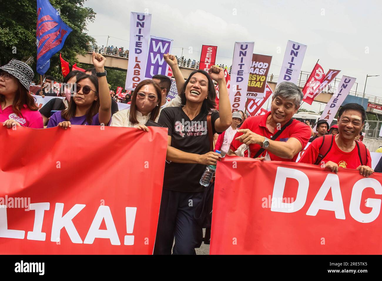 Quezon, Philippinen. 24. Juli 2023. Demonstranten machen Gesten, während sie Banner halten, die ihre Meinung entlang der Metro Manila während einer Kundgebung vor der zweiten Rede zum Staat der Nation von Präsident Ferdinand Marcos Jr. zum Ausdruck bringen Die Demonstranten konzentrierten sich auf die Menschenrechtsverletzungen der Regierung, die souveränen Rechte über der Westphilippinischen See, Arbeitslosigkeit, Lohnerhöhungen und andere soziale Probleme, mit denen das Land noch immer konfrontiert ist. Kredit: SOPA Images Limited/Alamy Live News Stockfoto