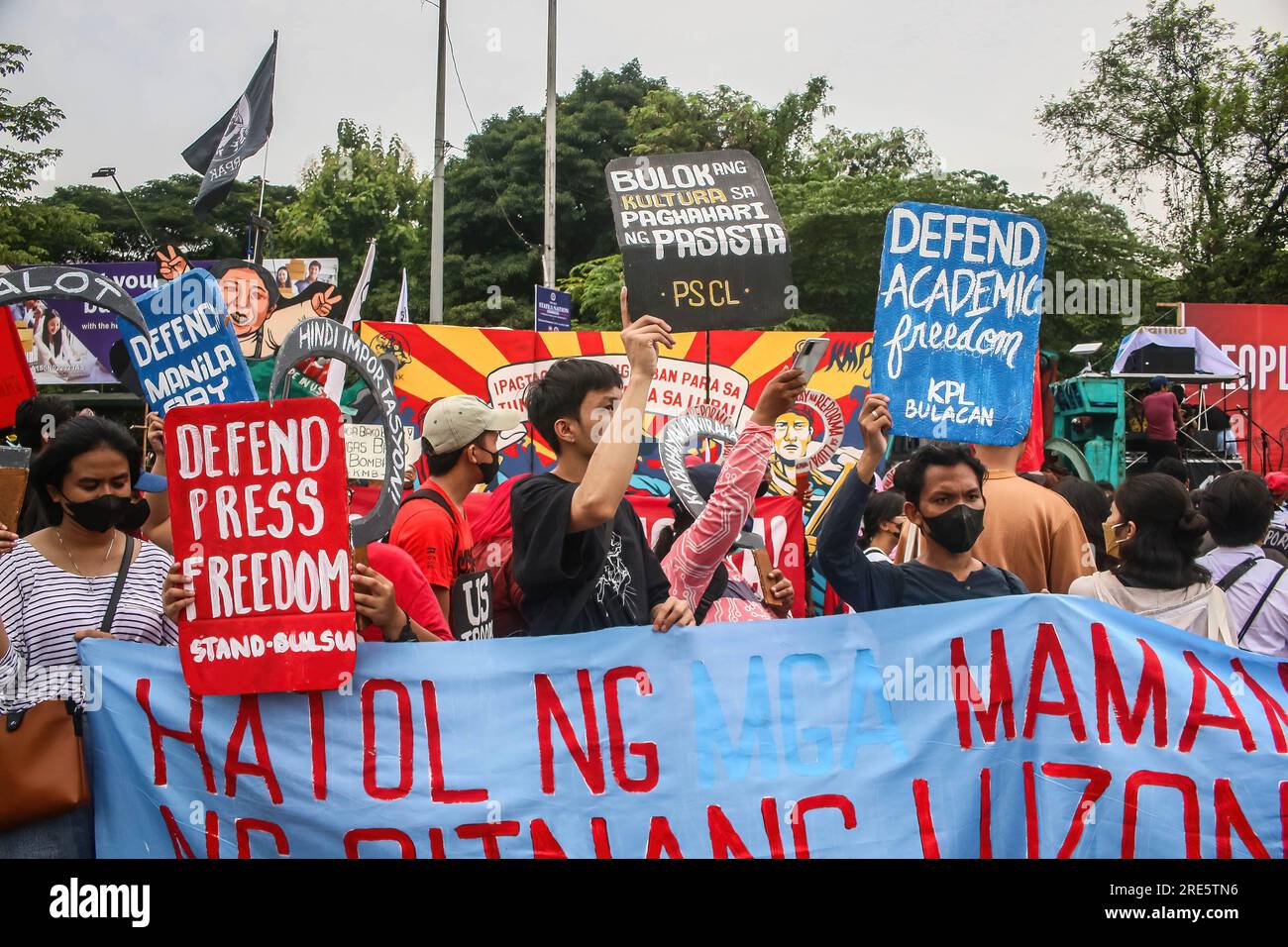 Quezon, Philippinen. 24. Juli 2023. Demonstranten halten Plakate und Banner, auf denen sie ihre Meinung entlang der Metro Manila während einer Kundgebung vor der zweiten Rede zum Staat der Nation von Präsident Ferdinand Marcos Jr. zum Ausdruck bringen Die Demonstranten konzentrierten sich auf die Menschenrechtsverletzungen der Regierung, die souveränen Rechte über der Westphilippinischen See, Arbeitslosigkeit, Lohnerhöhungen und andere soziale Probleme, mit denen das Land noch immer konfrontiert ist. Kredit: SOPA Images Limited/Alamy Live News Stockfoto