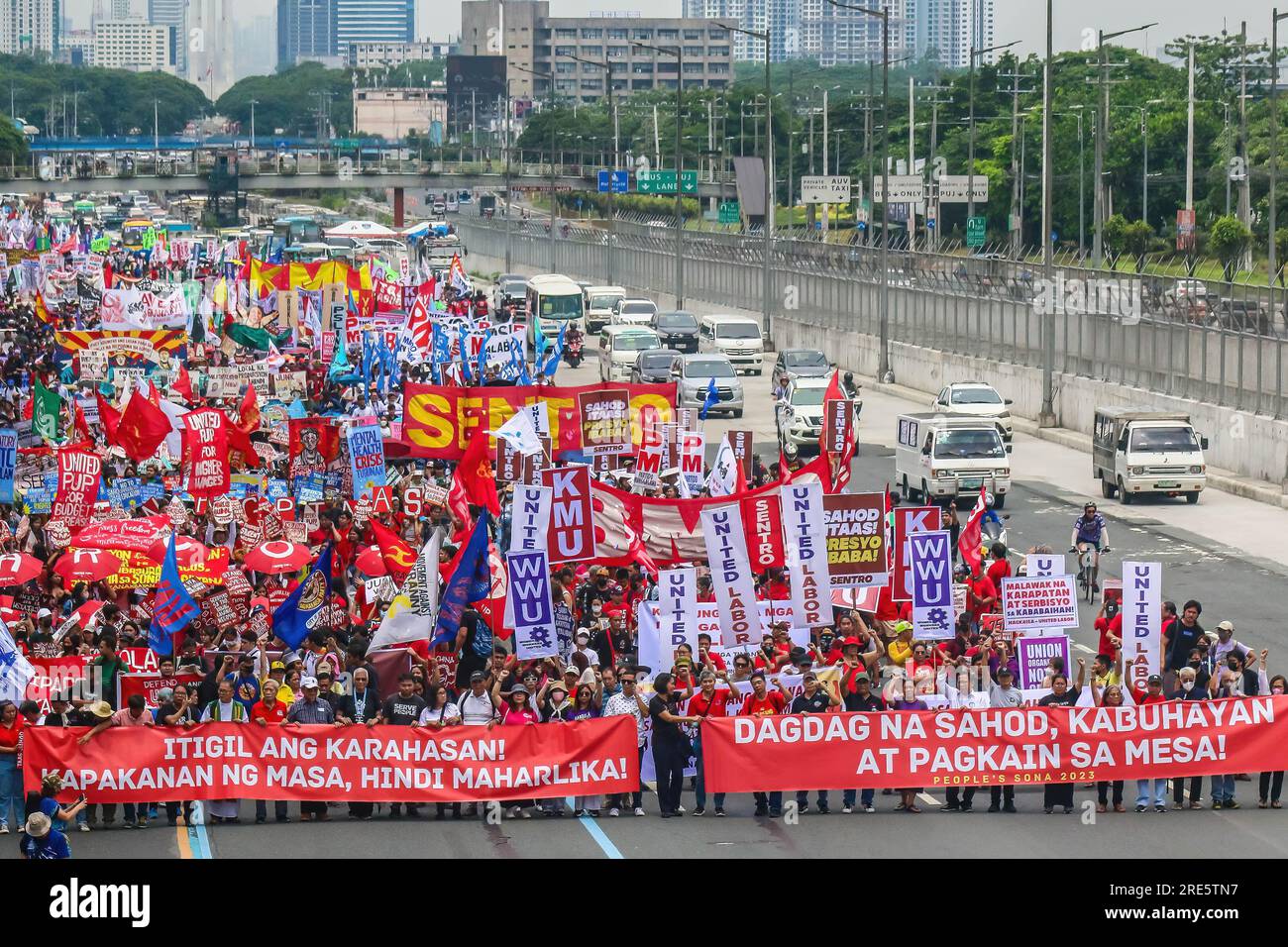 Quezon, Philippinen. 24. Juli 2023. Demonstranten halten Plakate und Banner, auf denen sie ihre Meinung entlang der Metro Manila während einer Kundgebung vor der zweiten Rede zum Staat der Nation von Präsident Ferdinand Marcos Jr. zum Ausdruck bringen Die Demonstranten konzentrierten sich auf die Menschenrechtsverletzungen der Regierung, die souveränen Rechte über der Westphilippinischen See, Arbeitslosigkeit, Lohnerhöhungen und andere soziale Probleme, mit denen das Land noch immer konfrontiert ist. Kredit: SOPA Images Limited/Alamy Live News Stockfoto