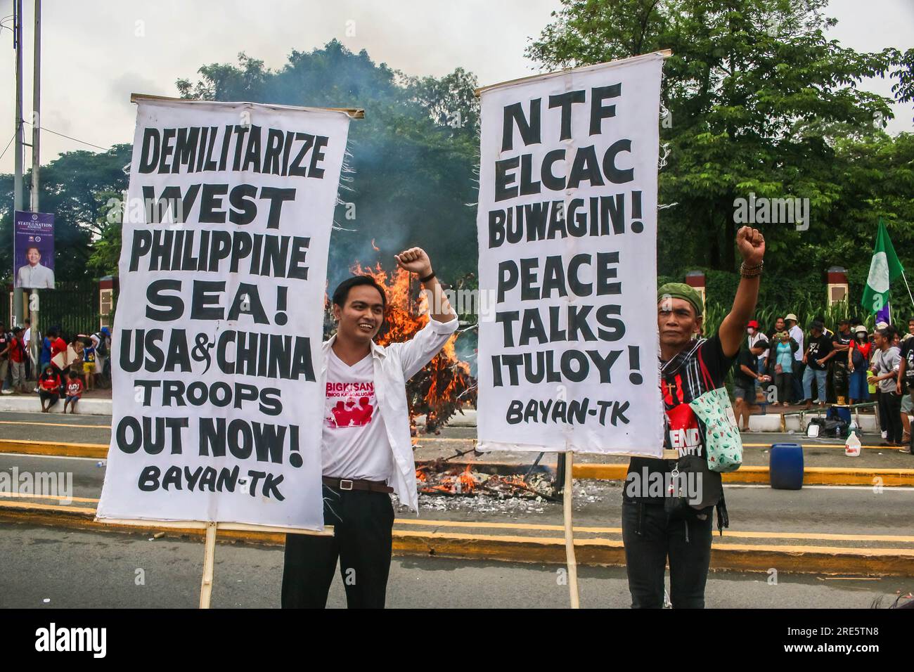 Quezon, Philippinen. 24. Juli 2023. Demonstranten machen Gesten, während sie während einer Kundgebung vor der zweiten Rede des Präsidenten Ferdinand Marcos Jr. ihre Meinung auf Plakaten entlang der Metro Manila zum Ausdruck bringen Die Demonstranten konzentrierten sich auf die Menschenrechtsverletzungen der Regierung, die souveränen Rechte über der Westphilippinischen See, Arbeitslosigkeit, Lohnerhöhungen und andere soziale Probleme, mit denen das Land noch immer konfrontiert ist. Kredit: SOPA Images Limited/Alamy Live News Stockfoto
