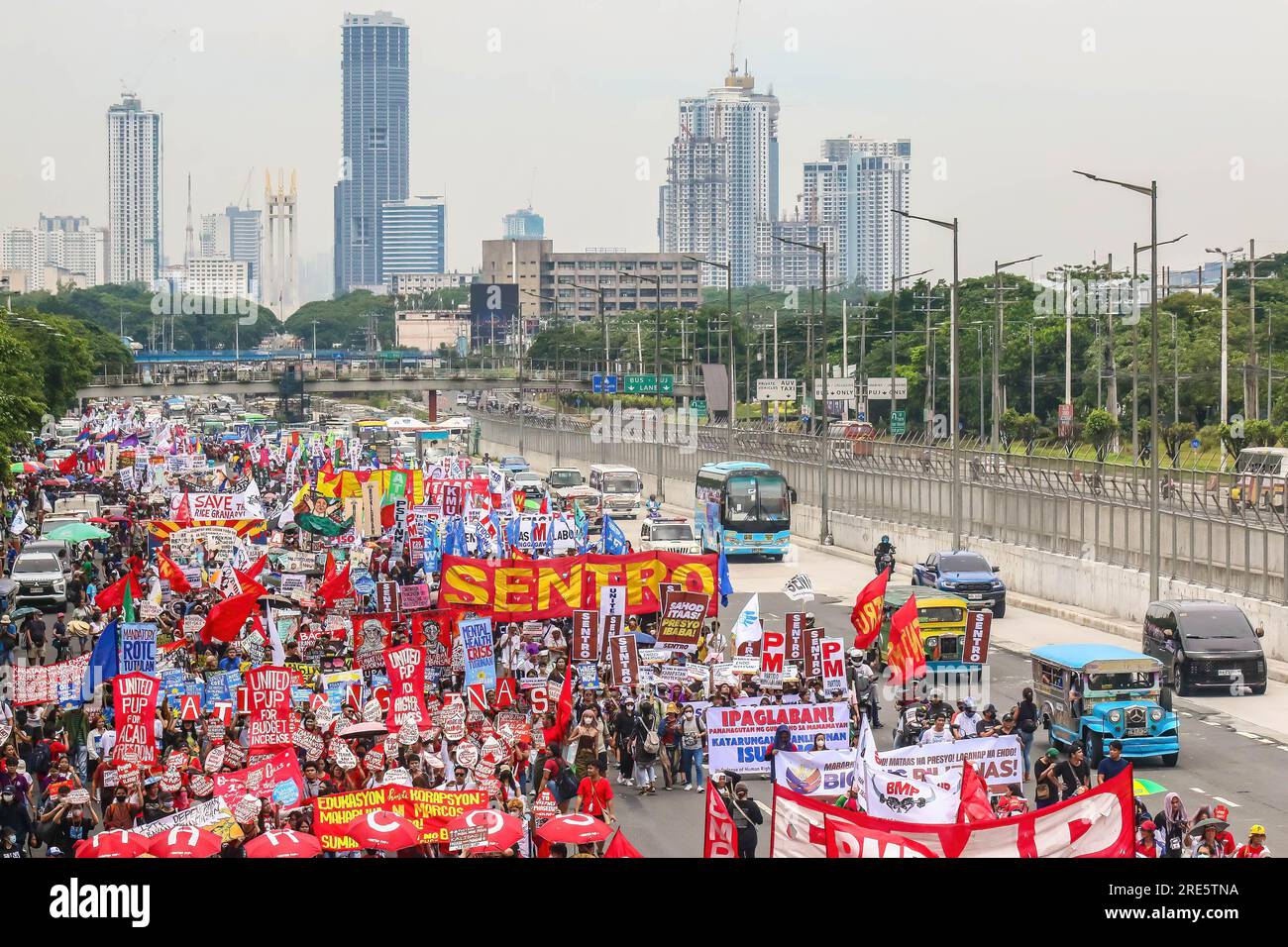 Quezon, Philippinen. 24. Juli 2023. Demonstranten halten Plakate und Banner, auf denen sie ihre Meinung entlang der Metro Manila während einer Kundgebung vor der zweiten Rede zum Staat der Nation von Präsident Ferdinand Marcos Jr. zum Ausdruck bringen Die Demonstranten konzentrierten sich auf die Menschenrechtsverletzungen der Regierung, die souveränen Rechte über der Westphilippinischen See, Arbeitslosigkeit, Lohnerhöhungen und andere soziale Probleme, mit denen das Land noch immer konfrontiert ist. Kredit: SOPA Images Limited/Alamy Live News Stockfoto