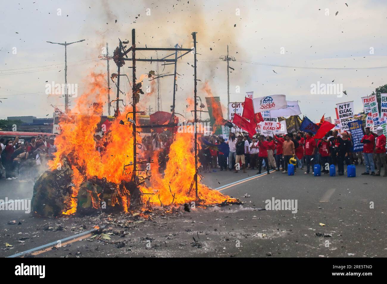 Quezon, Philippinen. 24. Juli 2023. Demonstranten versammeln sich vor seiner zweiten Rede zur Lage der Nation um das brennende Bildnis von Präsident Ferdinand Marcos Jr. Die Demonstranten konzentrierten sich auf die Menschenrechtsverletzungen der Regierung, die souveränen Rechte über der Westphilippinischen See, Arbeitslosigkeit, Lohnerhöhungen und andere soziale Probleme, mit denen das Land noch immer konfrontiert ist. Kredit: SOPA Images Limited/Alamy Live News Stockfoto