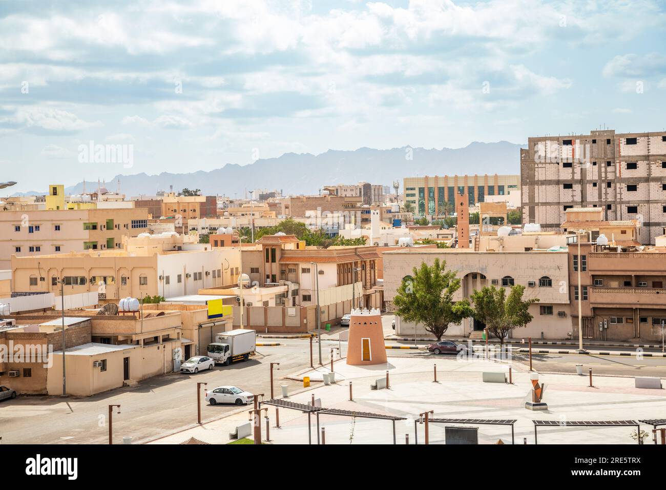 Straßen der Stadt Hail mit dem arabischen Aarif Festungsturm, Saudi-Arabien Stockfoto