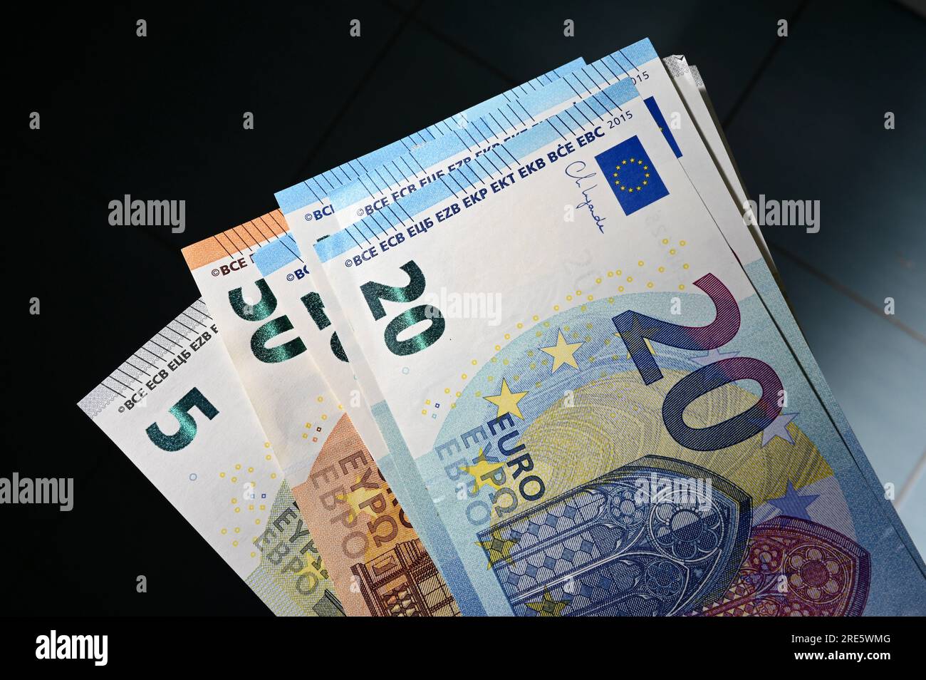 Knackige 5,20- und 50-Euro-Scheine. Stockfoto
