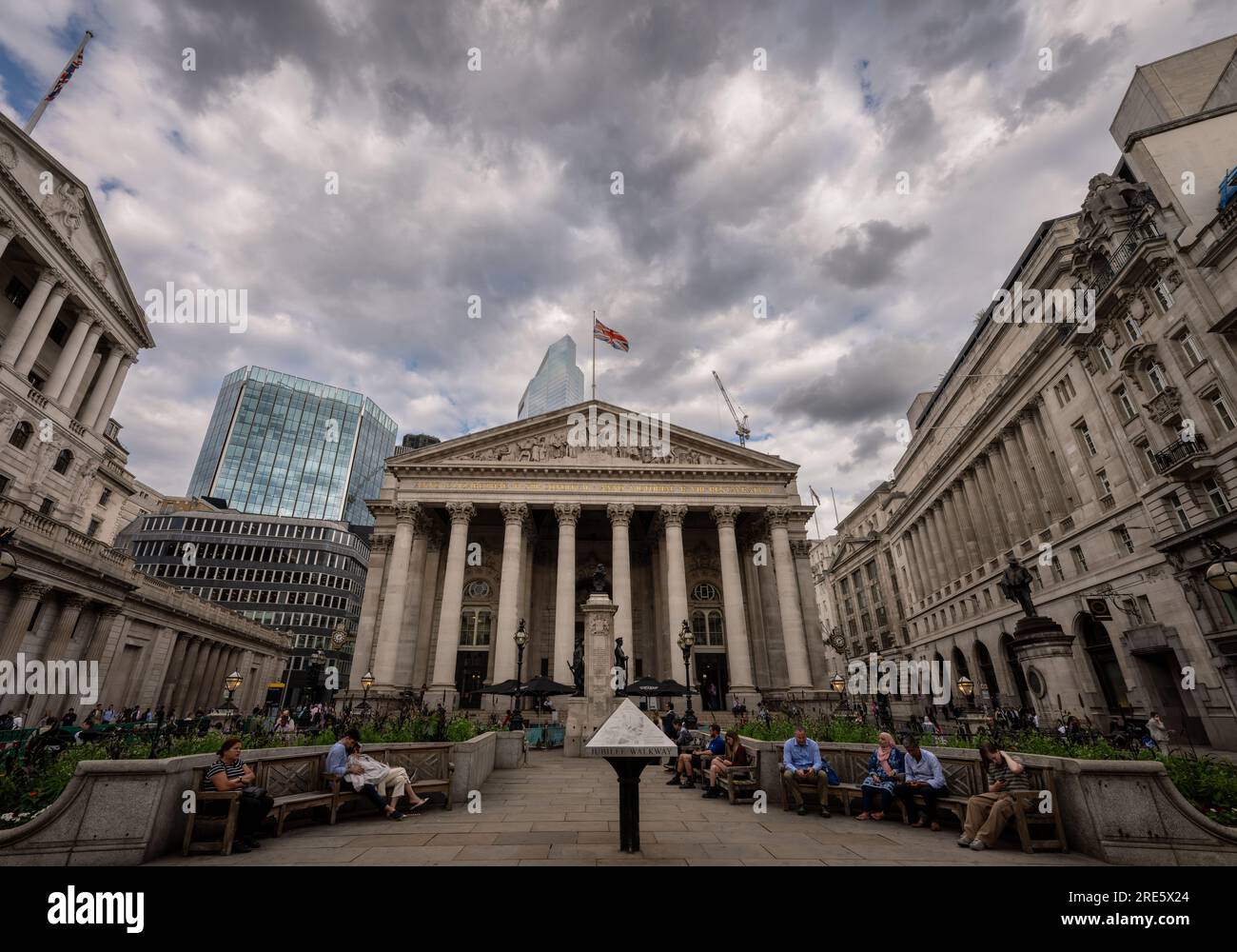 London, Vereinigtes Königreich: Die Royal Exchange in der City of London an der Kreuzung der Bank zwischen Threadneedle Street (L) und Cornhill (R). Stockfoto