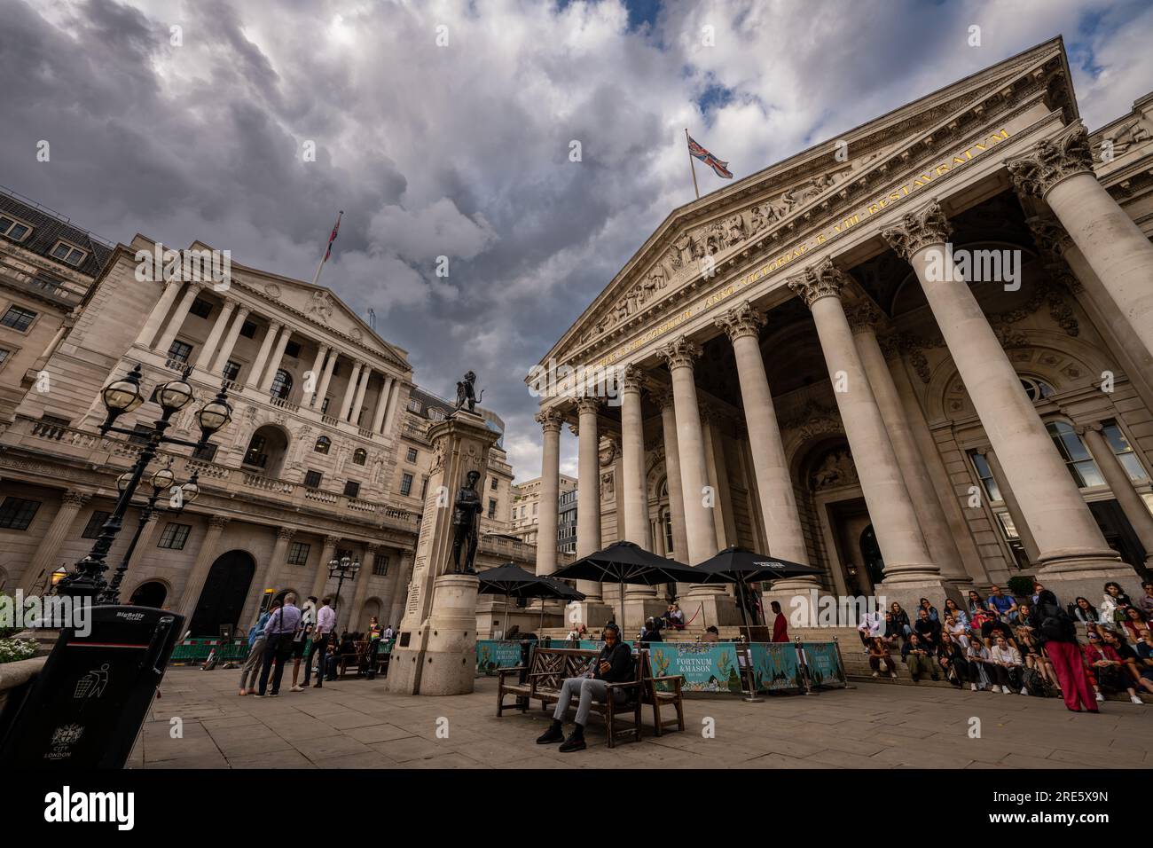 London, Vereinigtes Königreich: Die Bank of England in der Threadneedle Street in der City of London (L) und die Royal Exchange (R). Menschen im Vordergrund. Stockfoto