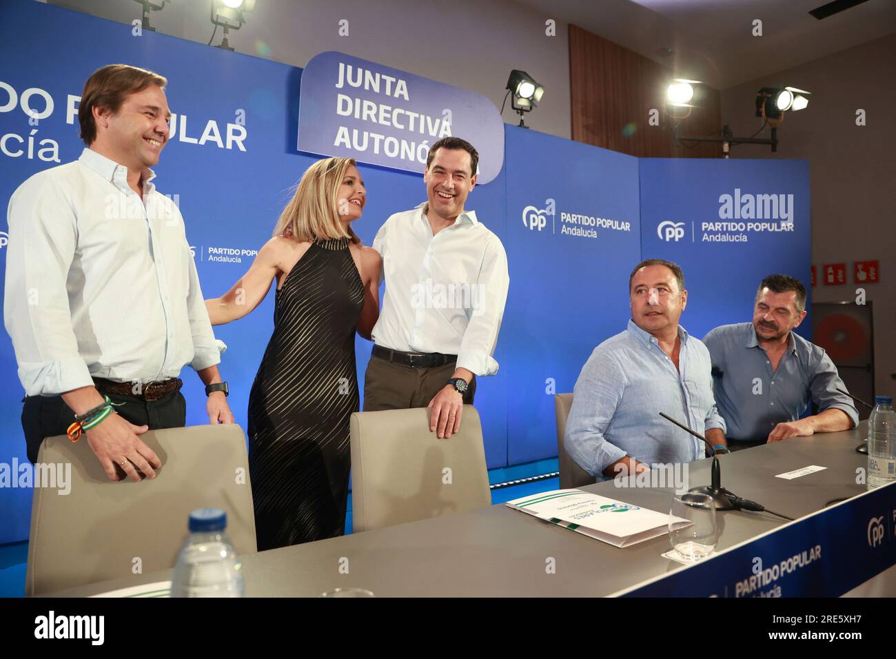 The president of the PP-A and the Junta, Juanma Moreno greets the Secretary General of the PP in Andalusia, Antonio Repullo and Maribel Sanchez Torregrosa, candidate for Congress, before chairing the Regional Board of Directors of the party. On July 25, 2023, in Seville (Andalusia, Spain). 25 JULY 2023 Europa Press 07/25/2023 (Europa Press via AP) Stockfoto