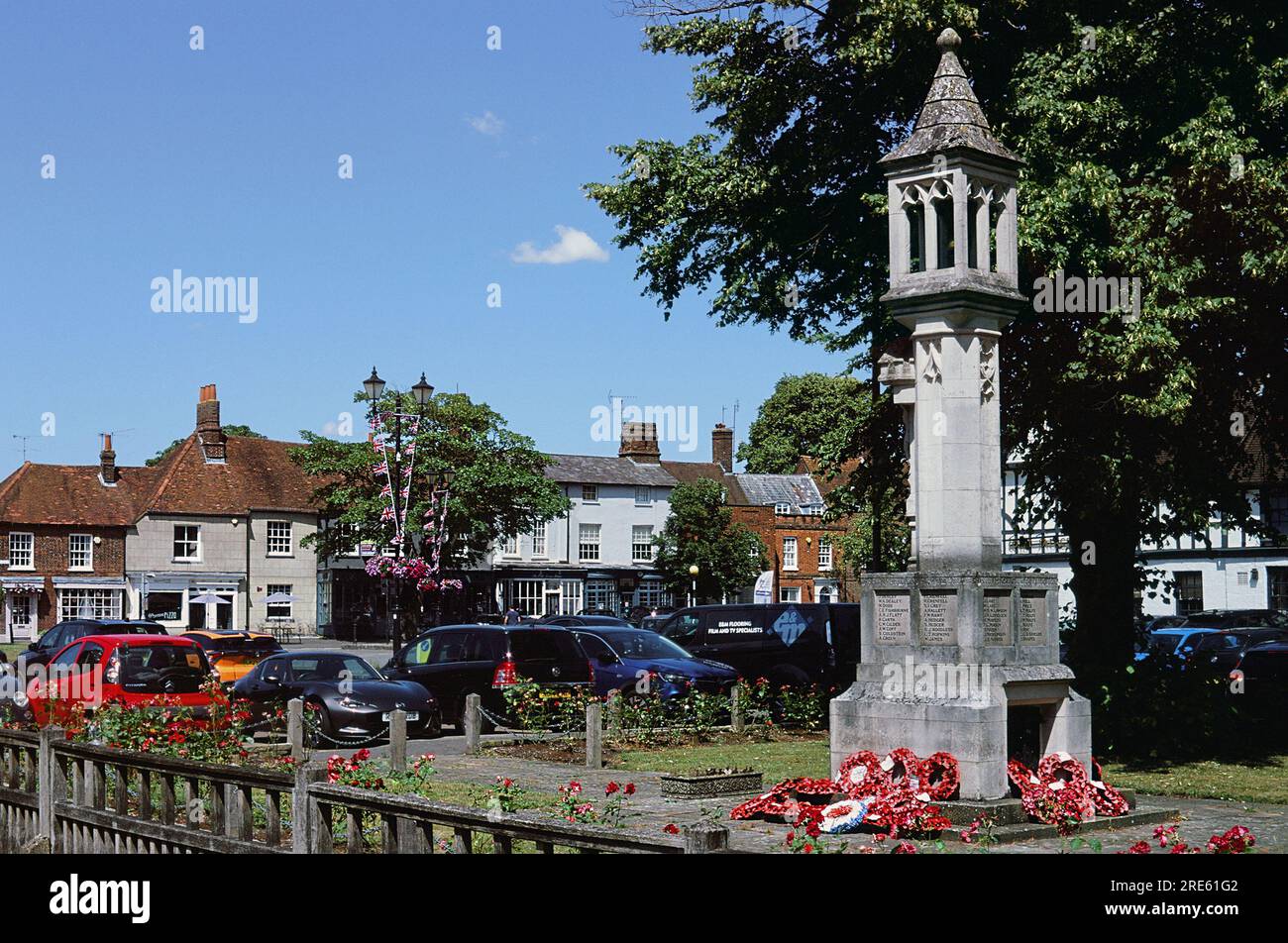 Beaconsfield, Buckinghamshire, Großbritannien, im Sommer mit Blick auf die Altstadt und das Kriegsdenkmal Stockfoto