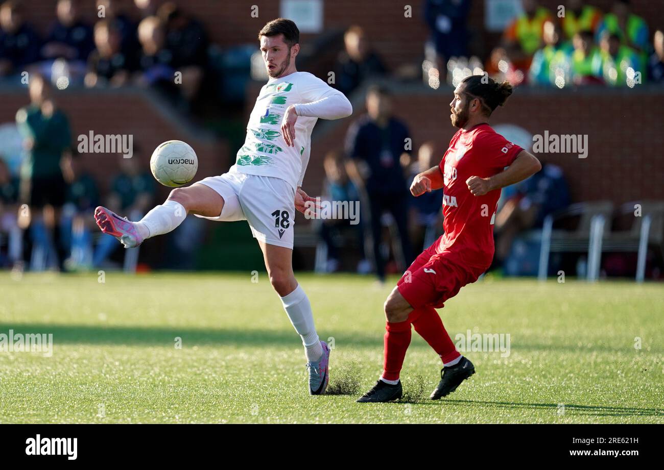 Die New Saints' Rory Holden kämpft mit Charles Morren von Swift Hesperange um den Ball während der zweiten Qualifikationsrunde der UEFA Europa Conference League, dem ersten Spiel im Park Hall Stadium, Oswestry. Bilddatum: Dienstag, 25. Juli 2023. Stockfoto