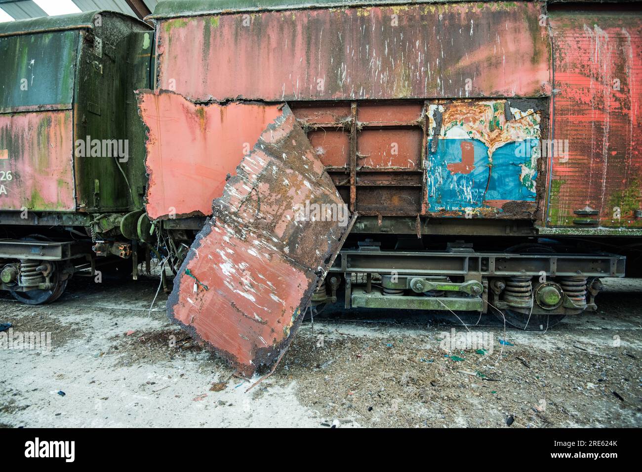 Verlassene und sich verschlechternde Eisenbahnwaggons am Hellifield Bahnhof in North Yorkshire Stockfoto