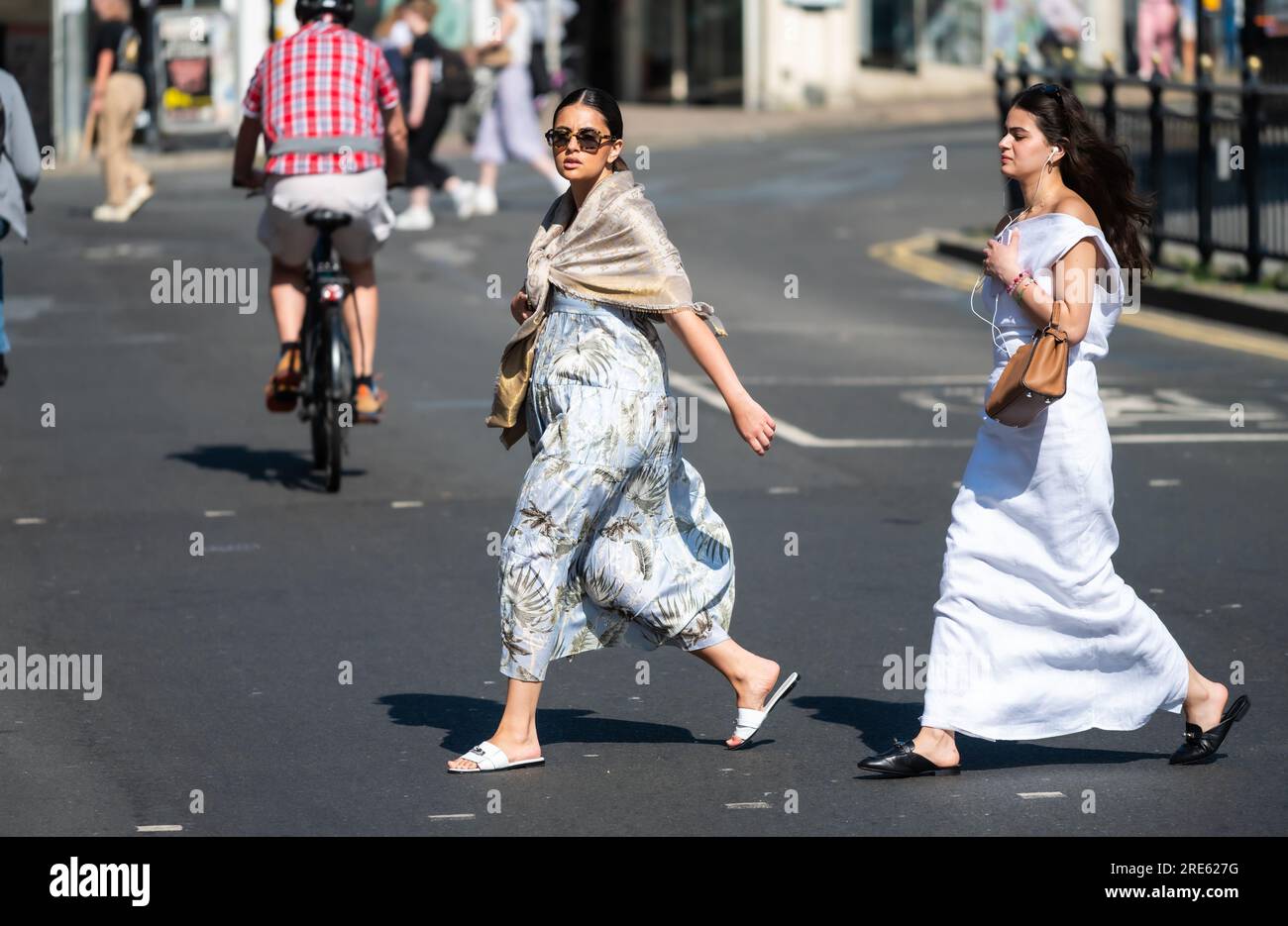 Zwei junge Frauen, die im Sommer eine belebte Straße überqueren könnten, sehen gut gekleidet, elegant, selbstbewusst und stilvoll aus. In Brighton & Hove, England, Großbritannien. Stockfoto