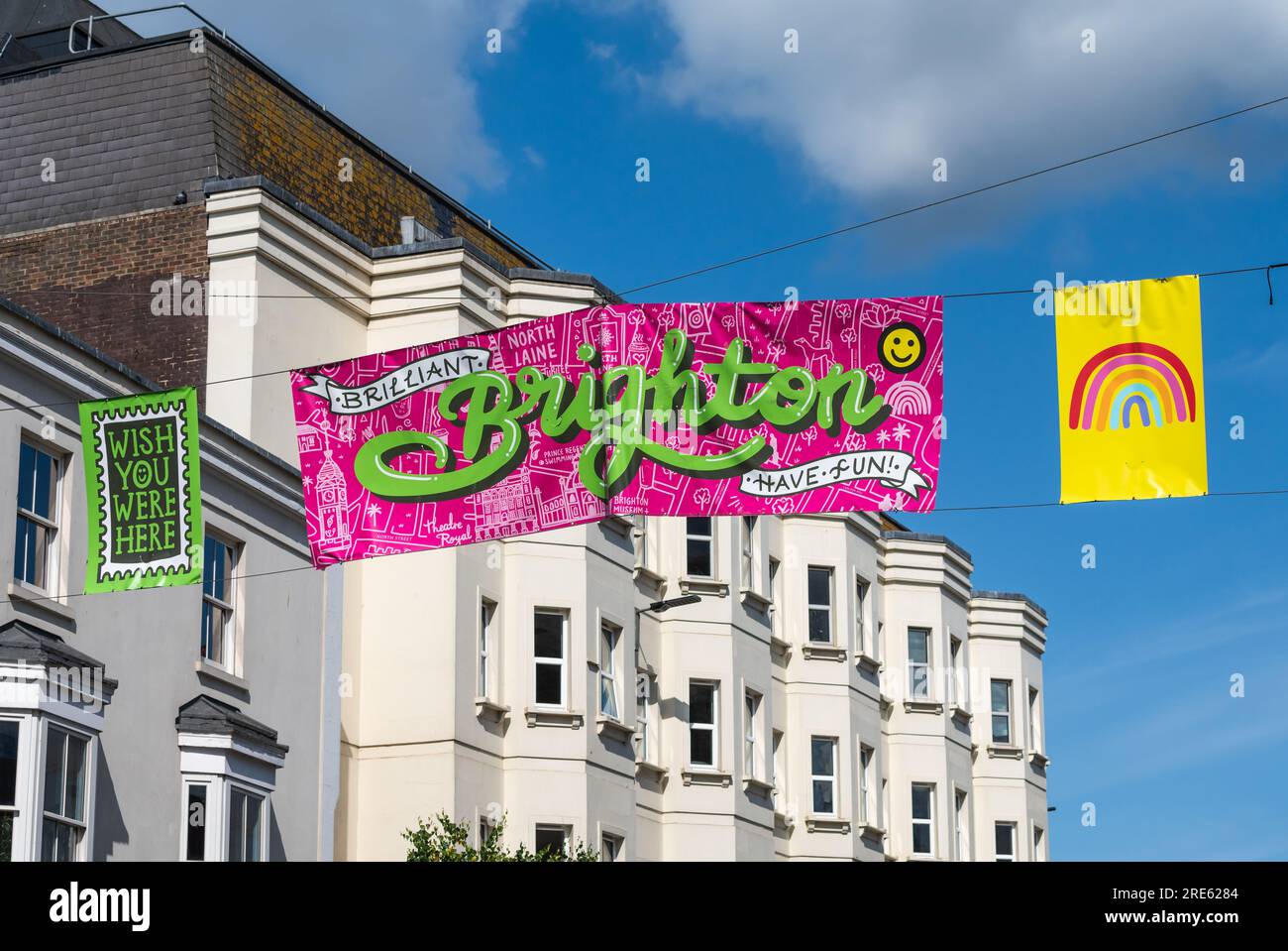 Farbenfrohes Brighton-Banner, das im Sommer über die North Street im Stadtzentrum von Brighton in der Stadt Brighton & Hove, East Sussex, England, Großbritannien, hängt. Stockfoto