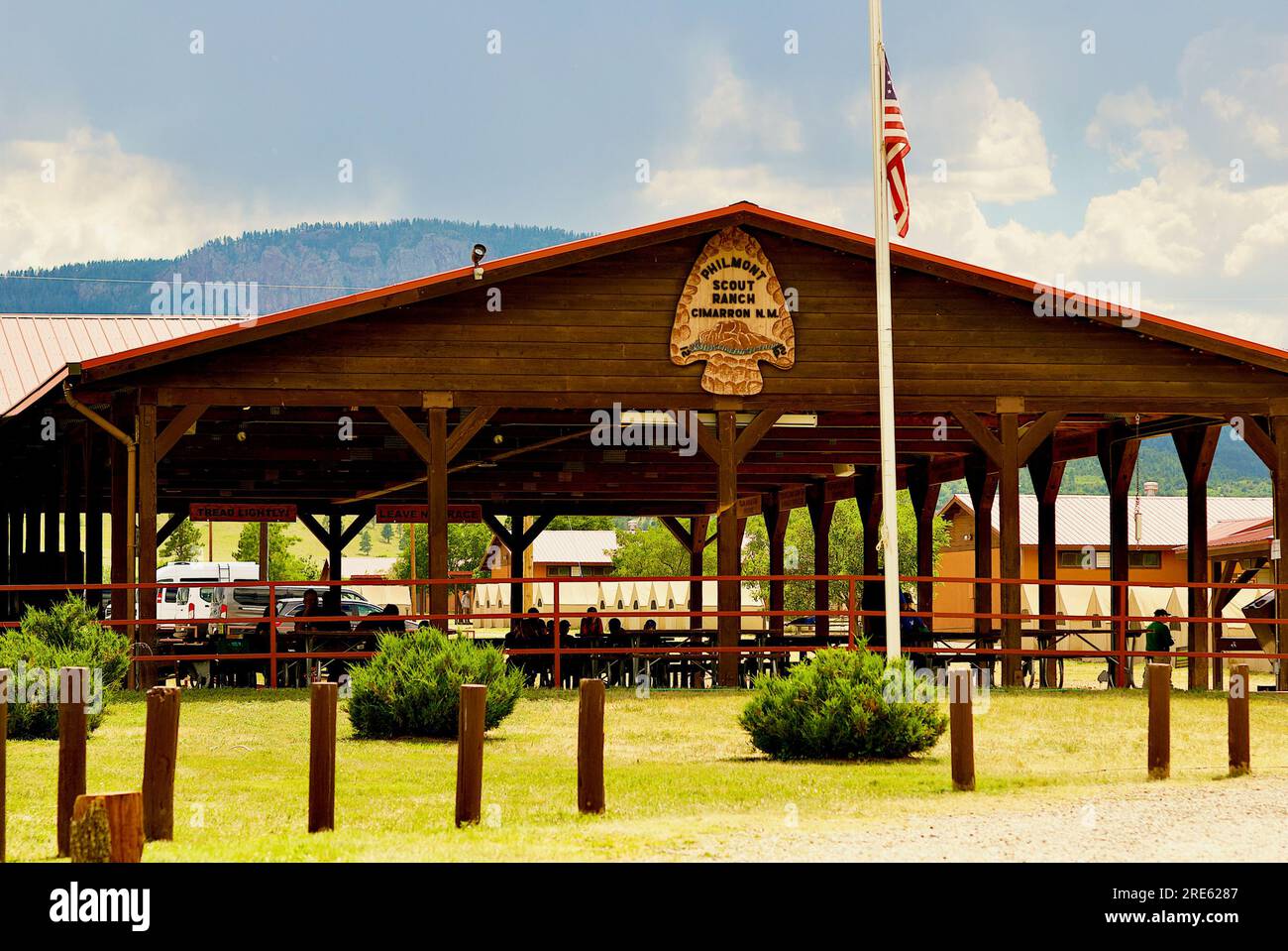 Cimarron, New Mexico, USA - 24. Juli 2023: Die Pfadfinder versammeln sich in einem Pavillon in der Nähe des Haupteingangs zur Philmont Scout Ranch im Norden von New Mexico. Stockfoto