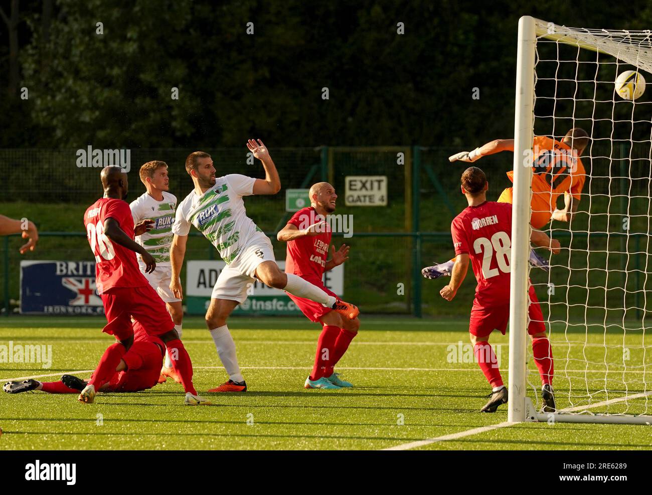 Der New Saints' Ryan Astles hat einen Versuch unternommen, das Tor zu retten, das Swift Hesperang Torhüter Geordan Dupire während der zweiten Qualifikationsrunde der UEFA Europa Conference League, dem ersten Spiel im Park Hall Stadium, Oswestry, errichtete. Bilddatum: Dienstag, 25. Juli 2023. Stockfoto