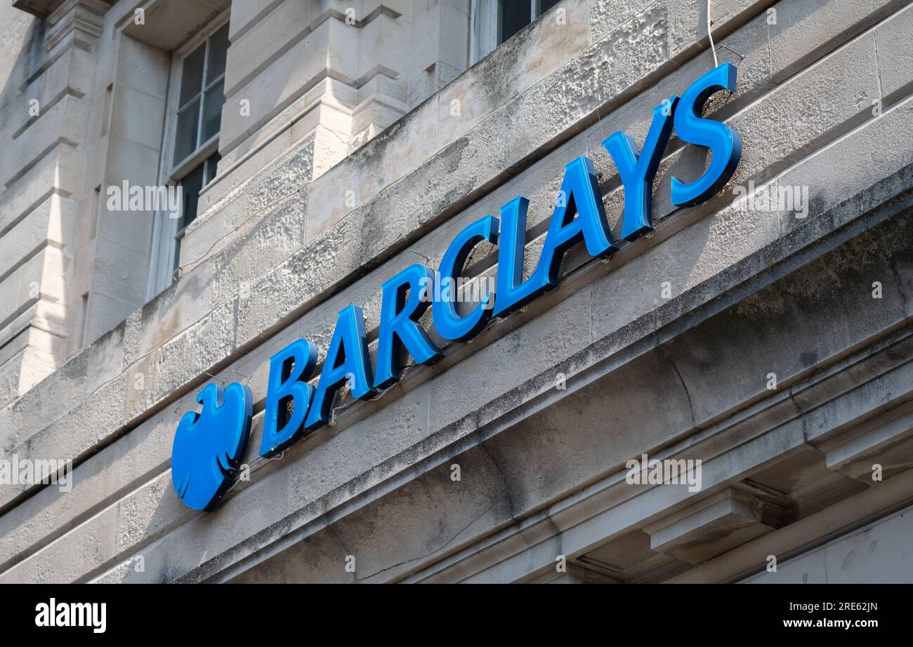 Großes Schild vor einer Filiale der Barclays Bank in einer Stadt, Großbritannien. Stockfoto