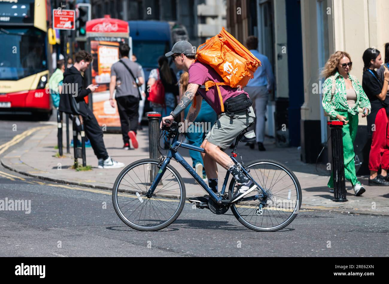 Fahrradfahrer, die Essen für Just Eat in Brighton & Hove, East Sussex, England, liefern. Stockfoto