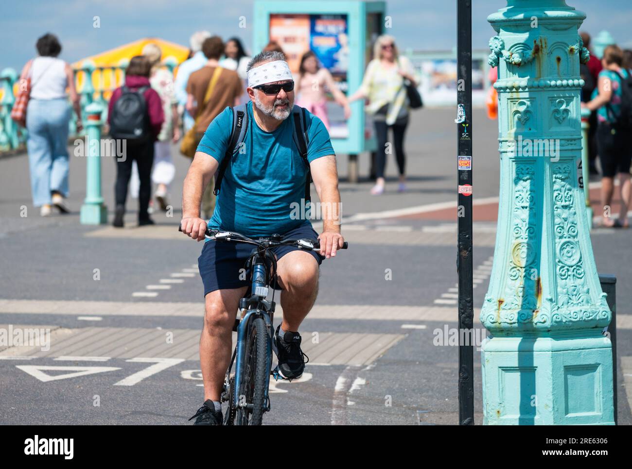 Radfahrer fahren auf einer Radspur an der Strandpromenade in Brighton, Brighton & Hove, East Sussex, England, Großbritannien. Stockfoto