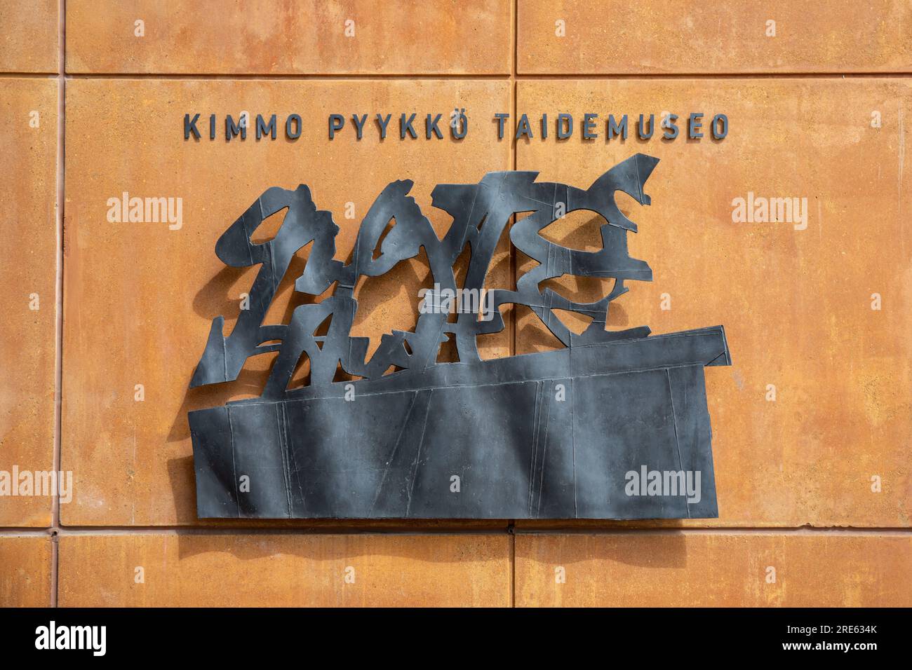 Schwarzes Metallrelief an der Kimmo Pyykav Art Museum Mauer in Kangasala, Finnland Stockfoto