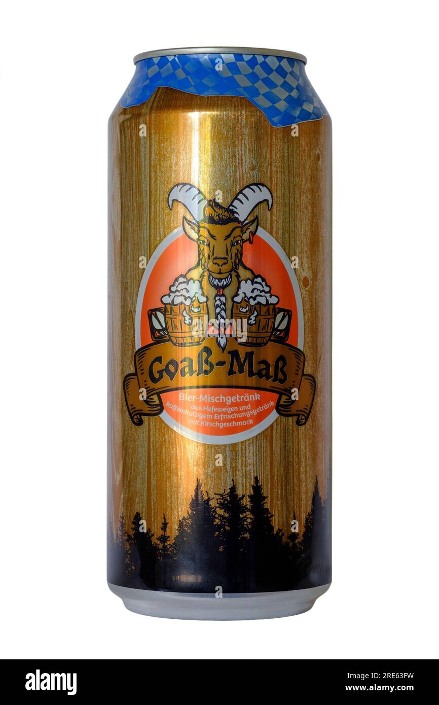 Große Dose Goass, bayerisches deutsches Bier, ausgeschnitten auf weißem Hintergrund Stockfoto