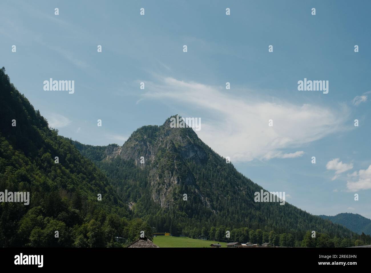 Ein Panoramablick zeigt die atemberaubende Schönheit der majestätischen Gipfel im Königssee-Nationalpark in Bayern. Stockfoto
