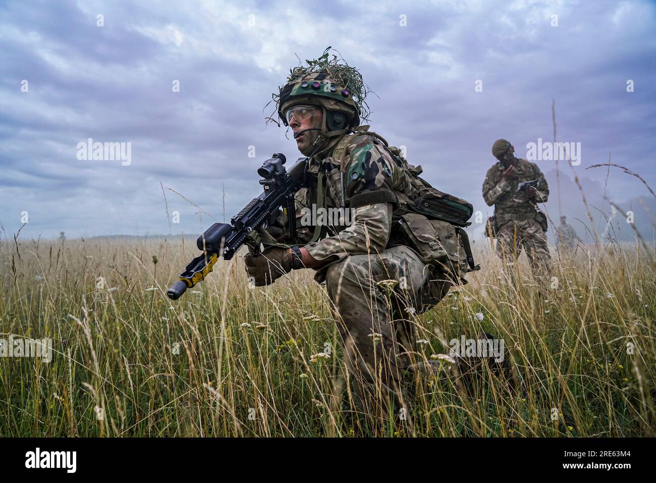 Hohenfels, Deutschland. 21. Juli 2023. Ein Offizierskadett der britischen Armee von der Royal Military Academy Sandhurst bereitet sich auf einen Angriff vor, während ein Ausbilder während Dynamic Victory 23-2 im Joint Multinational Readiness Center am 21. Juli 2023 in der Nähe von Hohenfels, Deutschland, Notizen macht. Kredit: SPC. Leonard Beckett/US Army Photo/Alamy Live News Stockfoto