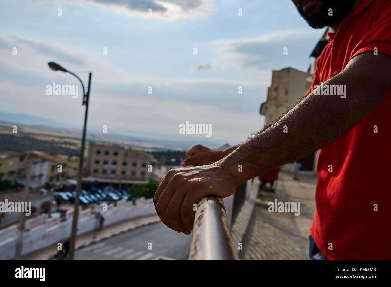 Unbekannte Person auf der Terrasse Stockfoto