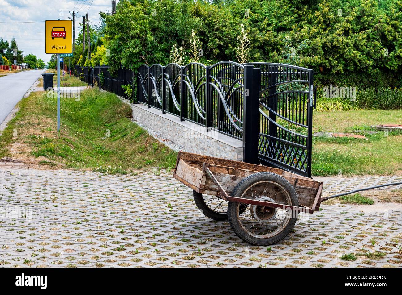 Handwagen vor einem Haus in einem polnischen Dorf, ländliche Gemeinde, polnische Landschaft, Dorfleben. Armut. Stockfoto