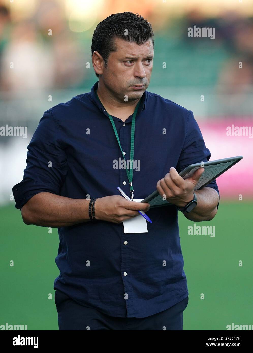 Swift Hesperange Manager Carlos Fangueiro während der zweiten Qualifikationsrunde der UEFA Europa Conference League, 1. Teilchenspiel im Park Hall Stadium, Oswestry. Bilddatum: Dienstag, 25. Juli 2023. Stockfoto