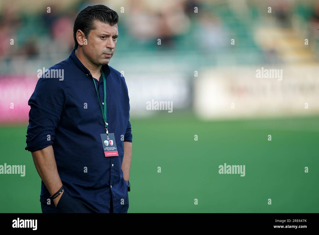 Swift Hesperange Manager Carlos Fangueiro während der zweiten Qualifikationsrunde der UEFA Europa Conference League, 1. Teilchenspiel im Park Hall Stadium, Oswestry. Bilddatum: Dienstag, 25. Juli 2023. Stockfoto