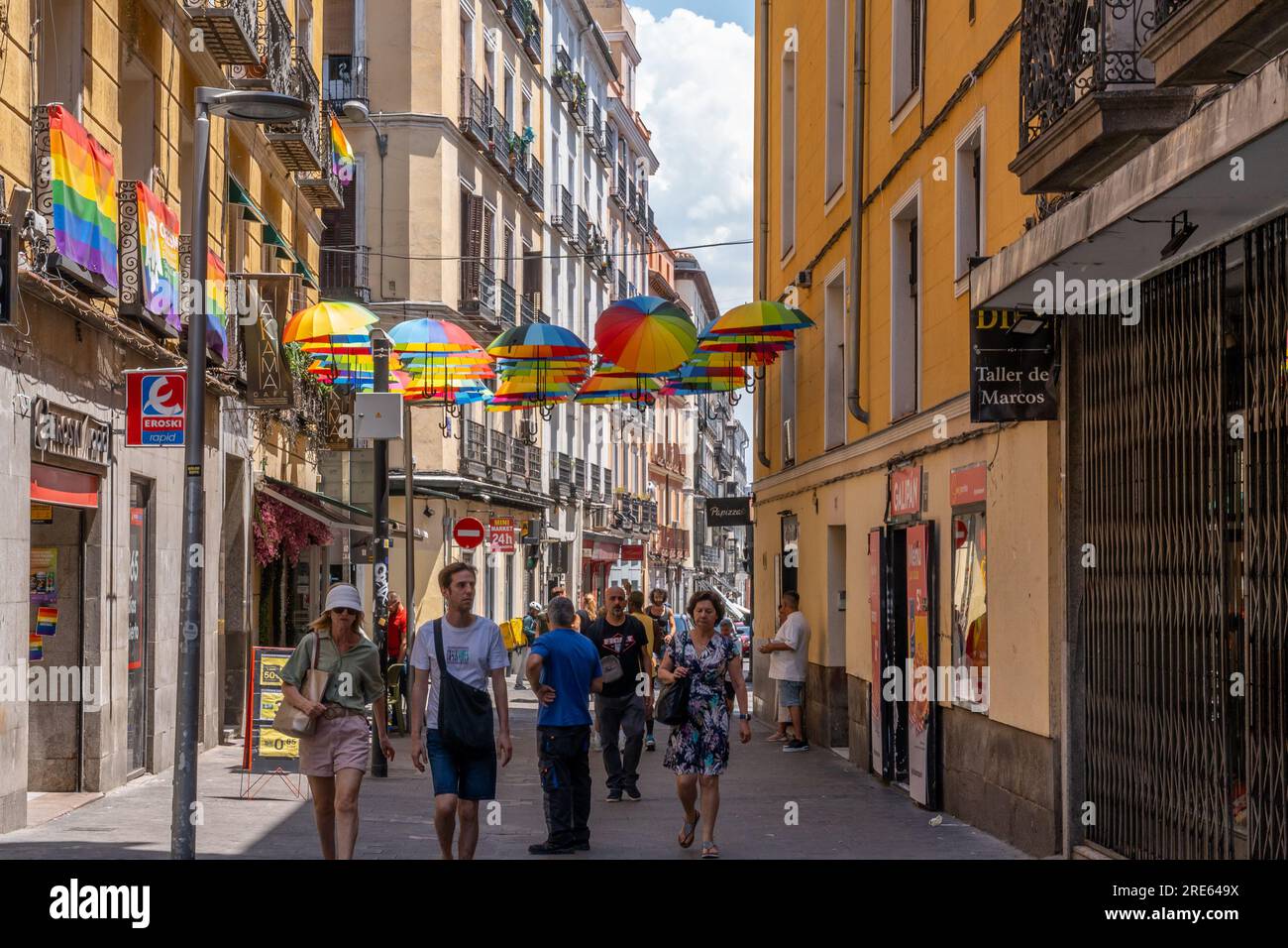 Chueca, ein beliebtes Stadtviertel von Madrid, bekannt für die schwule Gemeinde. Es ist sehr modern geworden mit Restaurants und Geschäften überall. Spanien. Stockfoto