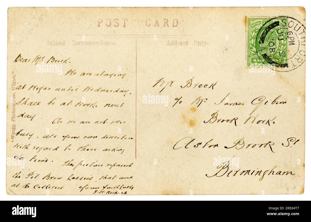 Umkehrbuchung der originalen Postkarte aus der Edwardianischen Ära, veröffentlicht am 9. 1908. Juni. Die Briefmarke ist ein grüner, halber Penny, King Edward VII. Stempel. Stockfoto